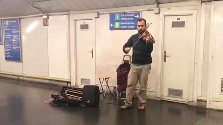 La historia del violinista se viralizó al mismo tiempo que su video. 