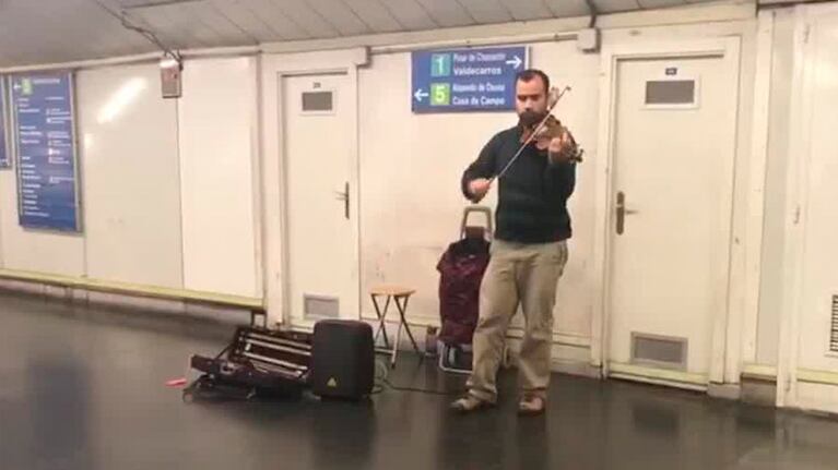 La historia del violinista se viralizó al mismo tiempo que su video.