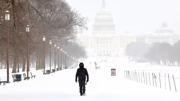 La histórica tormenta Fern azota Estados Unidos y provoca temperaturas inferiores a los 30 grados bajo cero.