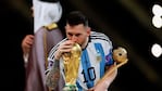 La icónica foto de Messi con la Copa del Mundo.