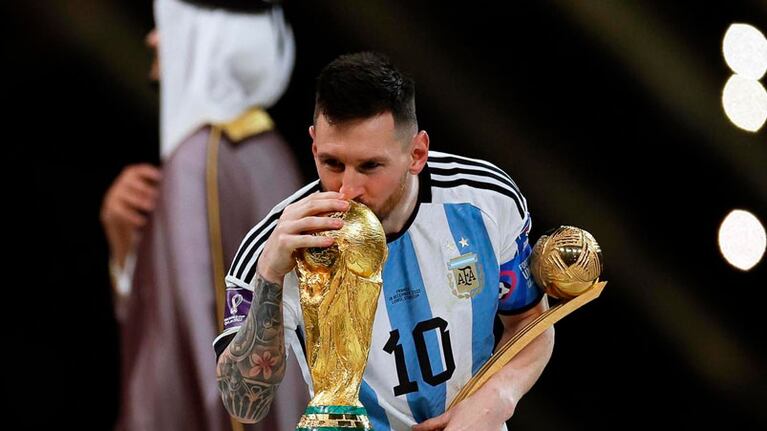 La icónica foto de Messi con la Copa del Mundo.