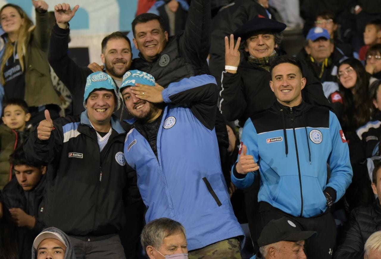 La ilusión de los hinchas piratas en el Gigante. Fotos: Lucio Casalla/ElDoce.