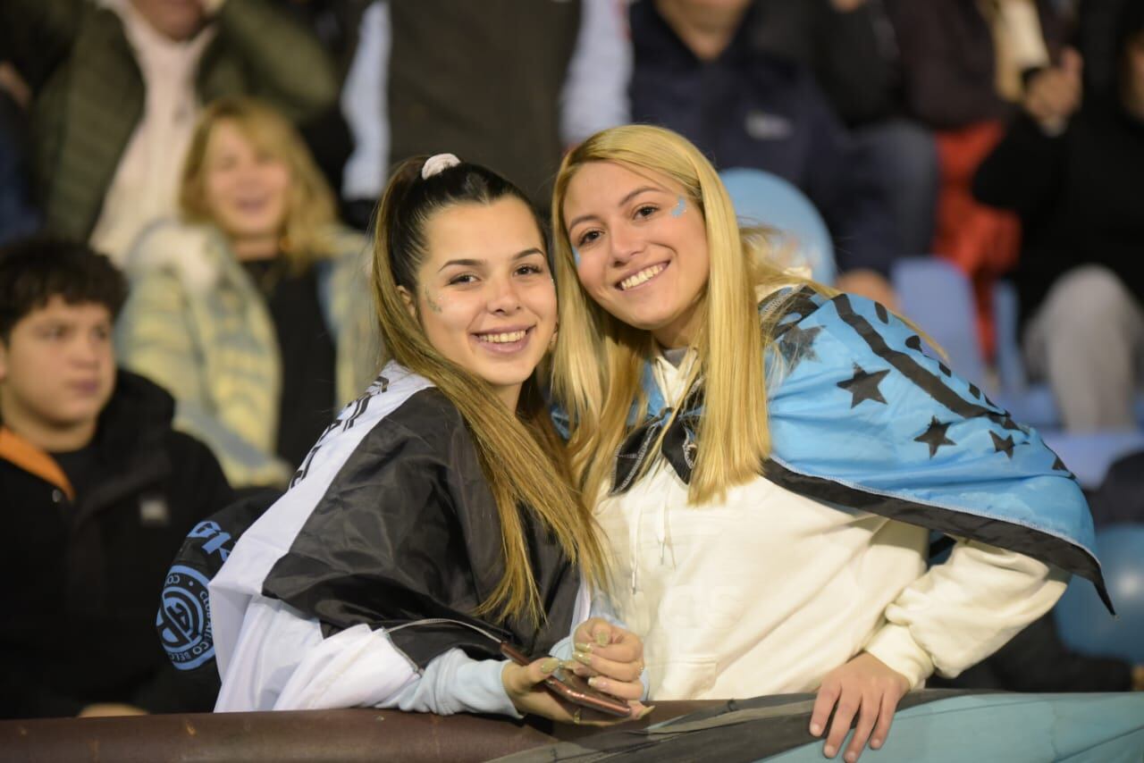 La ilusión de los hinchas piratas en el Gigante. Fotos: Lucio Casalla/ElDoce.