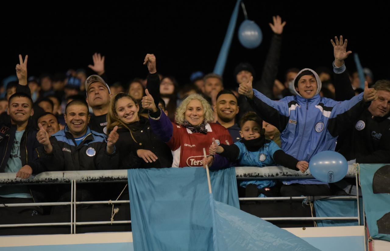 La ilusión de los hinchas piratas en el Gigante. Fotos: Lucio Casalla/ElDoce.