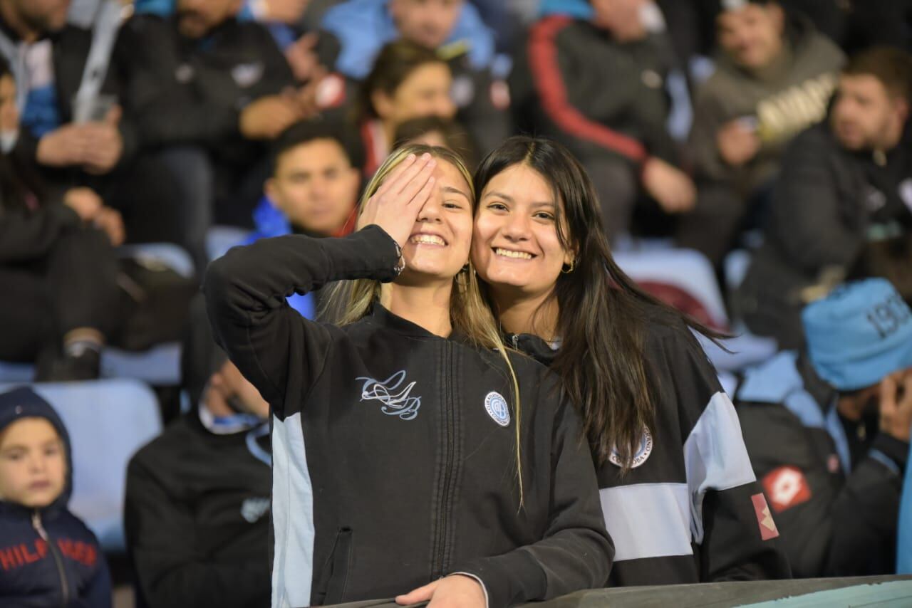 La ilusión de los hinchas piratas en el Gigante. Fotos: Lucio Casalla/ElDoce.