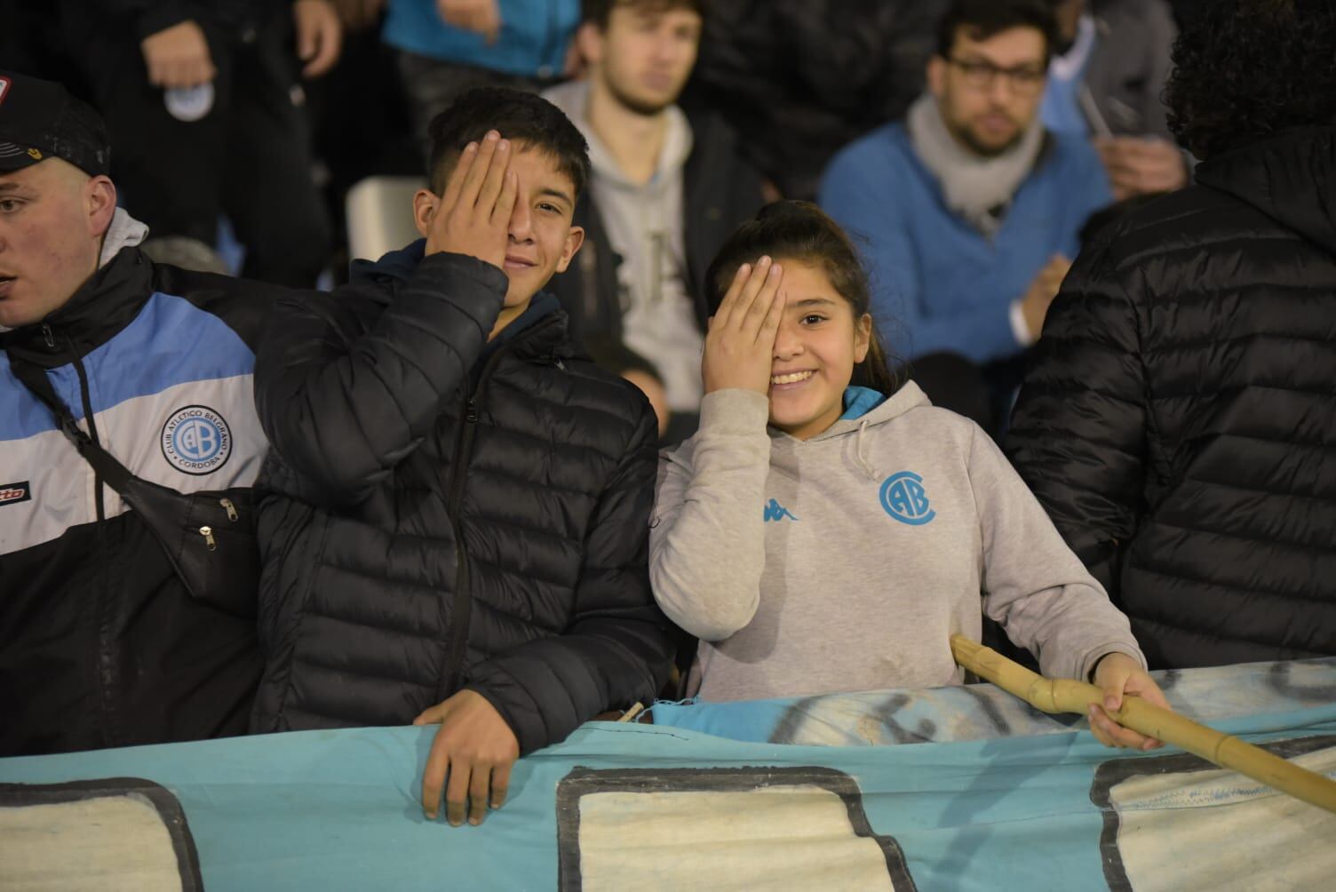 La ilusión de los hinchas piratas en el Gigante. Fotos: Lucio Casalla/ElDoce.