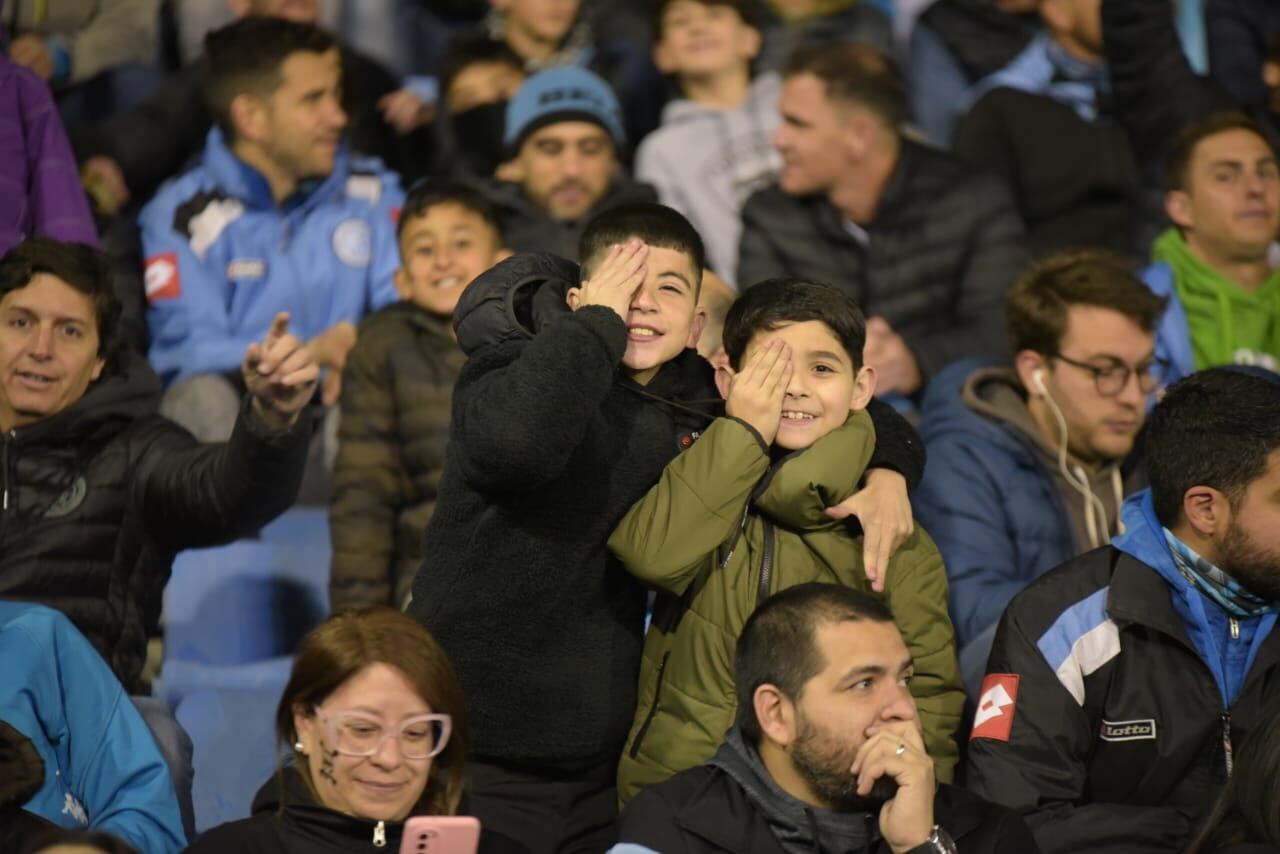 La ilusión de los hinchas piratas en el Gigante. Fotos: Lucio Casalla/ElDoce.