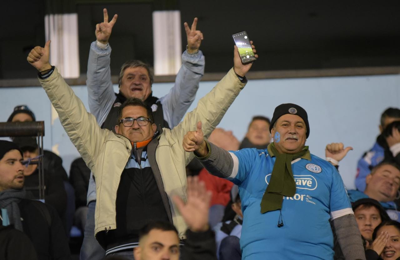 La ilusión de los hinchas piratas en el Gigante. Fotos: Lucio Casalla/ElDoce.