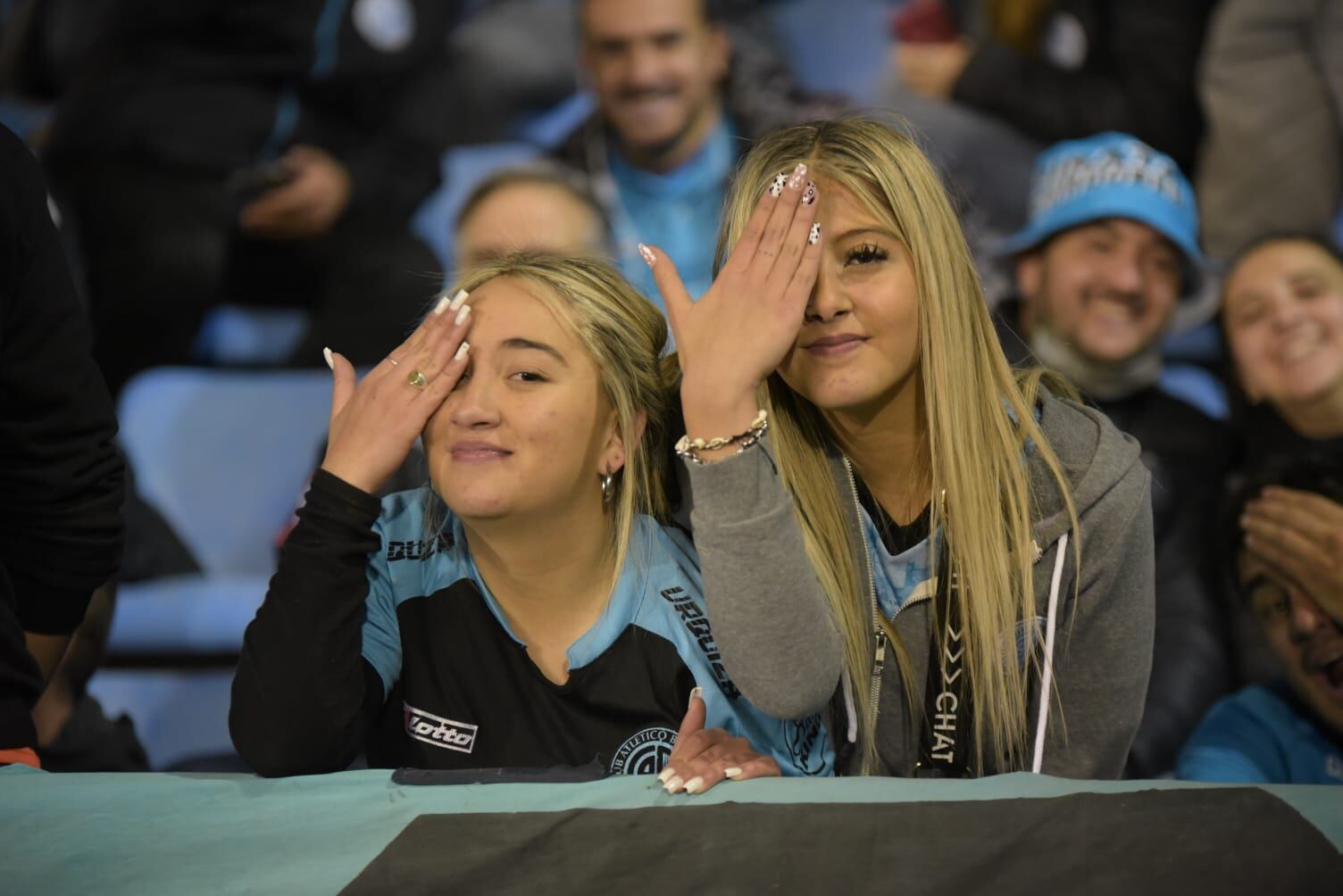 La ilusión de los hinchas piratas en el Gigante. Fotos: Lucio Casalla/ElDoce.