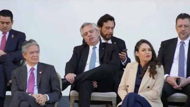 La imagen de Alberto Fernández dormido que difundieron los medios colombianos.