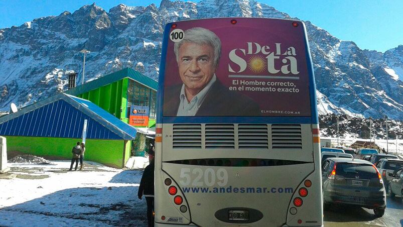 La imagen de De la Sota en colectivos que viajan a Chile. Foto: Manuel Sánchez / El Doce)