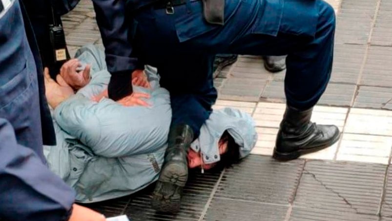 La imagen de la acción del policía es muy parecida a la ejecutada en a muerte del afroamericano George Floyd.