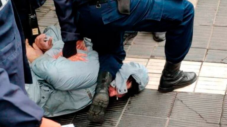 La imagen de la acción del policía es muy parecida a la ejecutada en a muerte del afroamericano George Floyd.