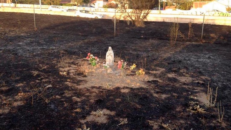 La imagen de la Virgen quedó sin daños en medio de las llamas.