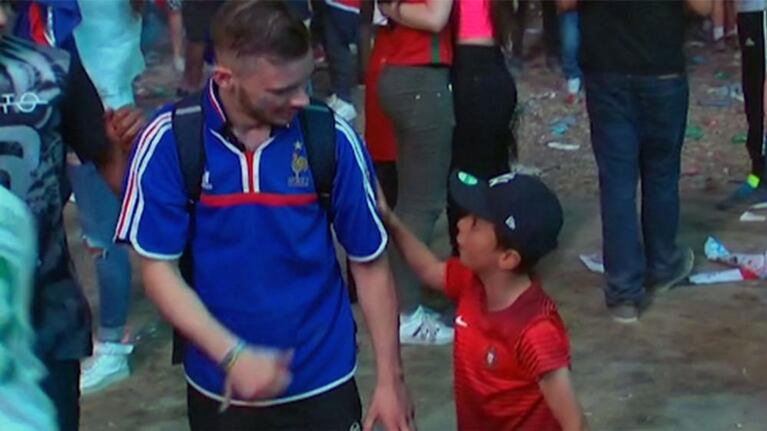 La imagen de los dos hinchas vale mucho más que mil palabras.