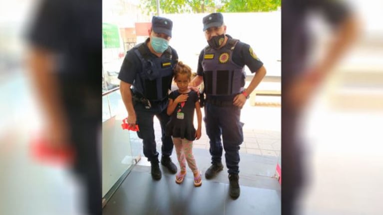 La imagen de los policías junto con la niña. Foto: Radio Suquía.