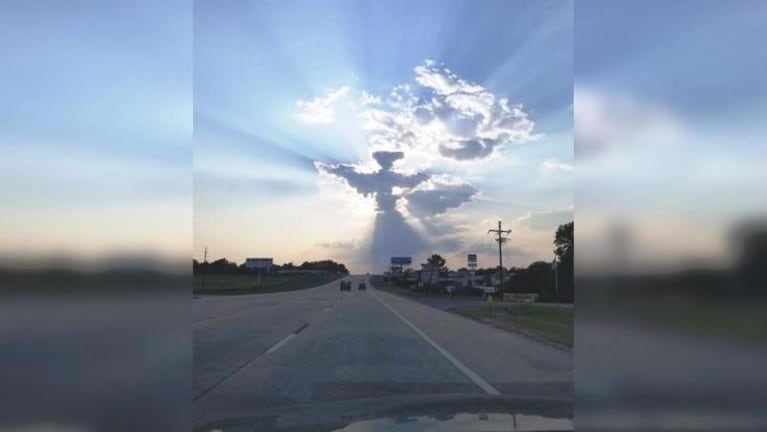 La imagen de un ángel en el cielo