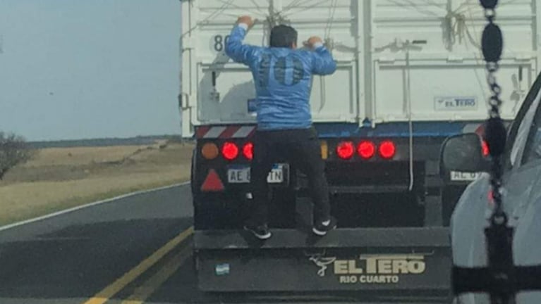 La imagen del hincha colgado al camión se volvió viral en las redes sociales.