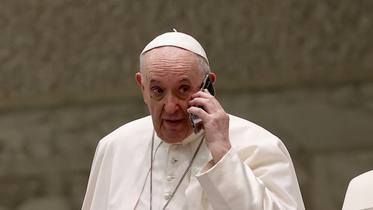 La imagen del Papa con el celular en la oreja recorrió todo el mundo.