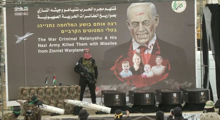 La imagen del primer ministro israelí fue ubicada junto a las víctimas por los terroristas. (Foto: Reuters).