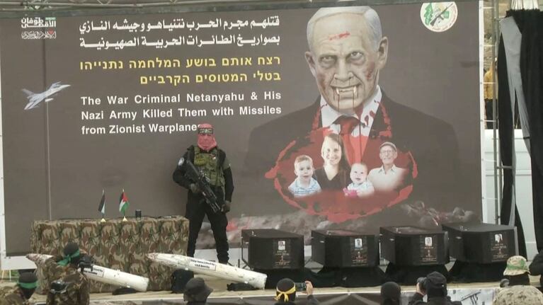 La imagen del primer ministro israelí fue ubicada junto a las víctimas por los terroristas. (Foto: Reuters).