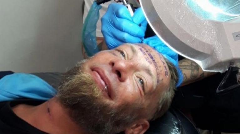 La imagen fue subida a Facebook por el local de tatuajes y luego la eliminaron.