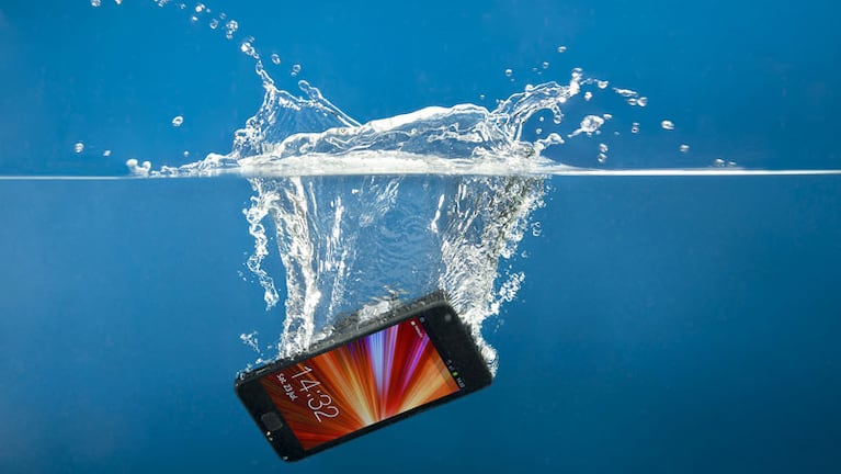 La imagen menos deseada: el celular, de lleno en el agua.