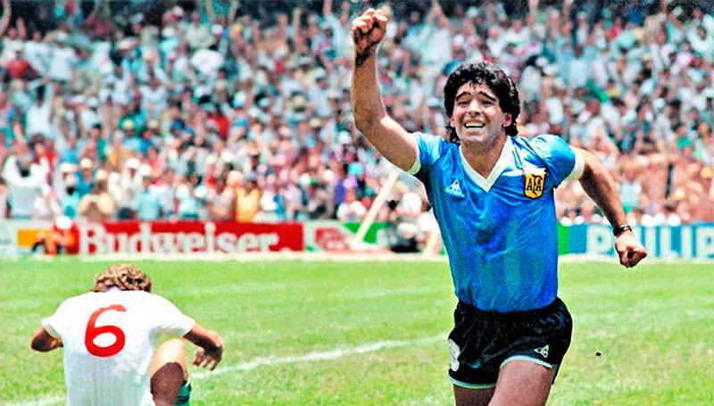 La imagen muestra desde otro ángulo el duelo aéreo entre El Pelusa y el arquero Peter Shilton.