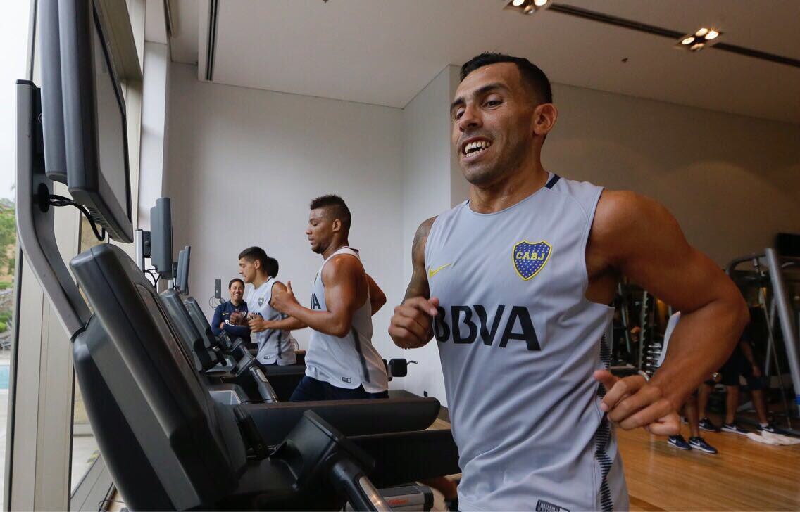 La imagen que los hinchas querían ver: Carlitos con el escudo xeneize en el pecho.