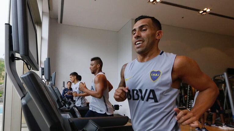 La imagen que los hinchas querían ver: Carlitos con el escudo xeneize en el pecho.
