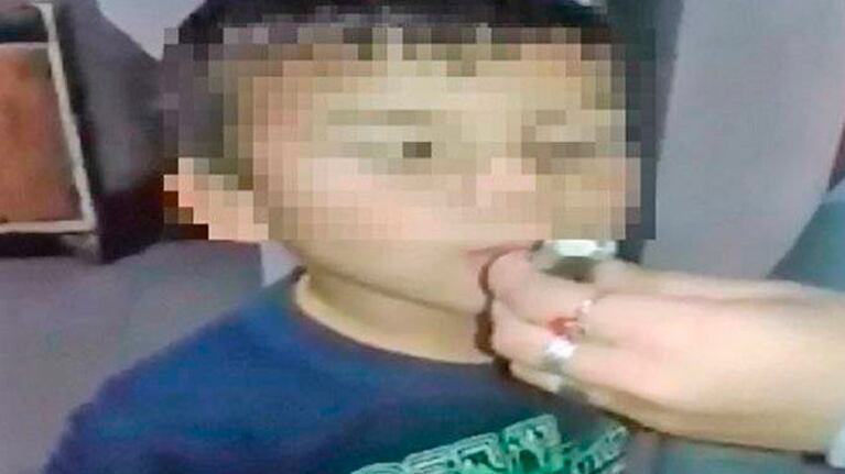La imagen que se viralizó del nene fumando.