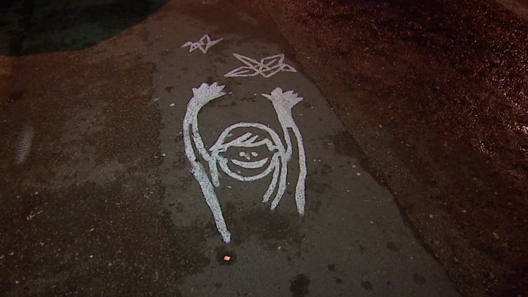 La imagen que simboliza a Mariana en el pavimento de Chacabuco y Corrientes.