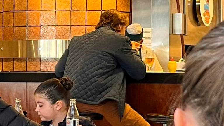 La imagen que sorprendió a todos: Lacalle Pou almorzando en la barra de un bar.