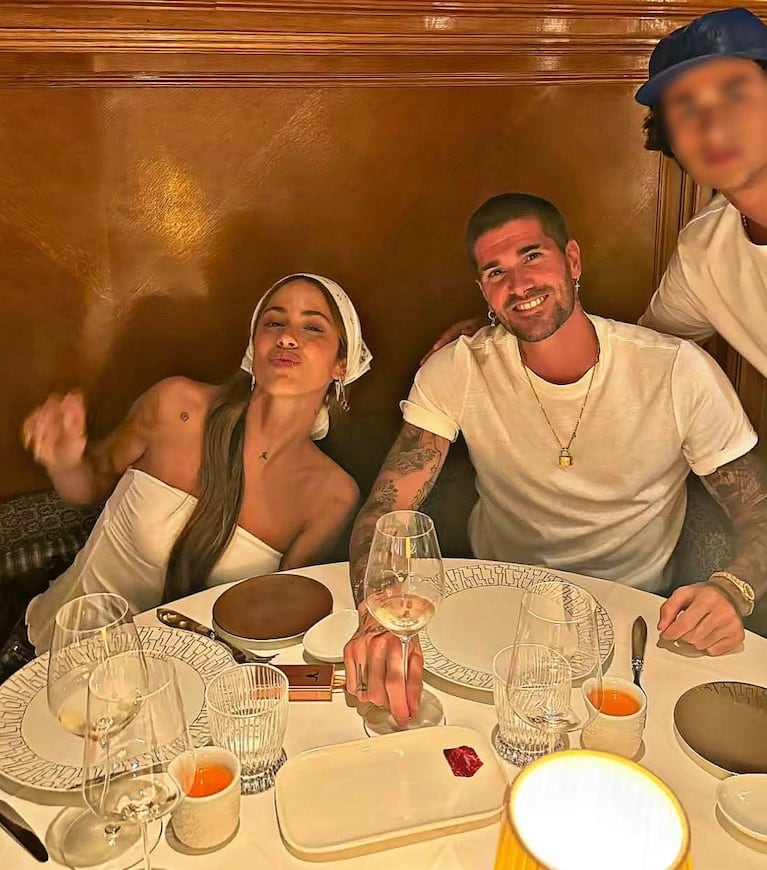 La imagen que Tini y De Paul en un restaurante de Madrid que se viralizó en redes. Ambos muestran un look muy 2022.