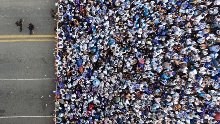 La impactante imagen de los hinchas antes de la apertura de las puertas.
