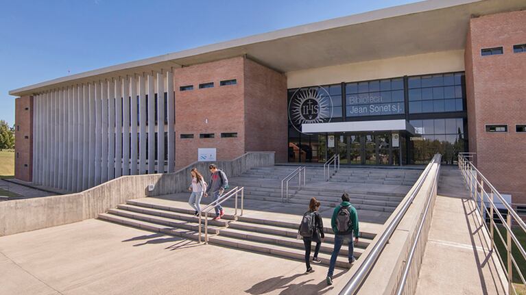 La imponente biblioteca de la UCC, una imagen característica de la Casa de Altos Estudios Jesuita.