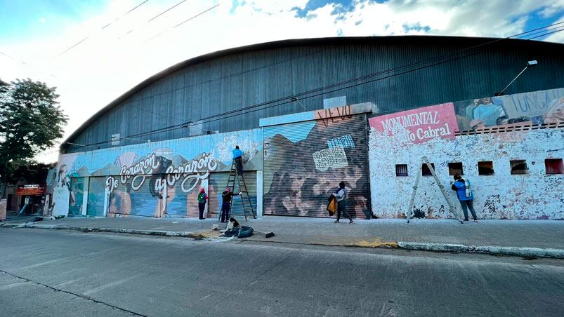 La imponente pintura de La Mona en el Sargento será rediseñada.