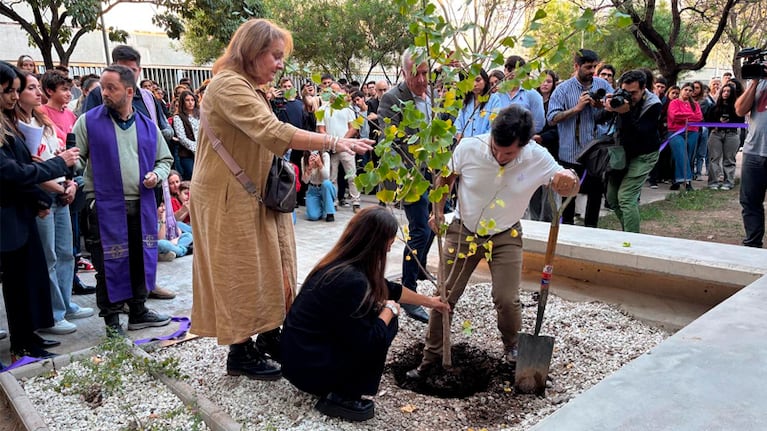 La inauguración de la "Plaza Catalina" en la Facultad de Arquitectura.