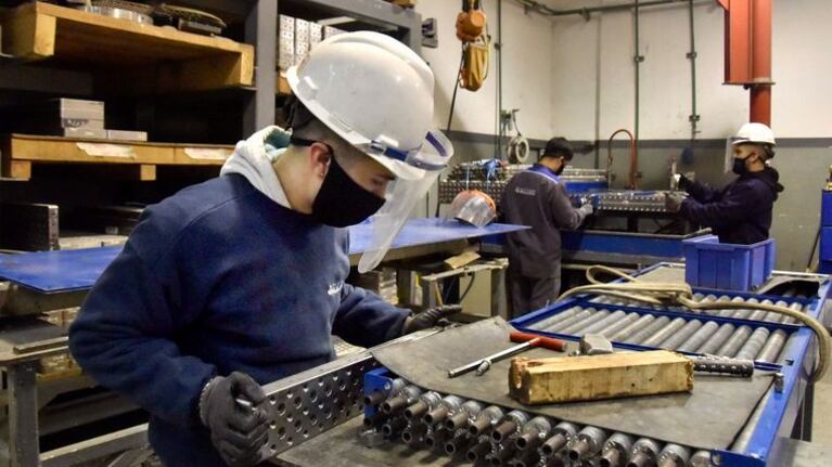 La industria de Córdoba analiza una medida en el sueldo de los trabajadores no vacunados.