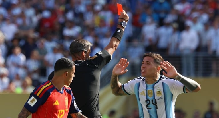 La inesperada decisión del árbitro de Argentina-España a una semana de la final del Mundial