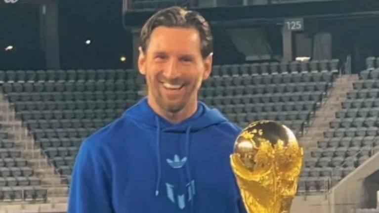 La inesperada reacción de Messi cuando le dieron la Copa del Mundo que ganó en Qatar: el video