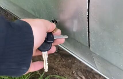 La insólita forma de asegurar un auto.