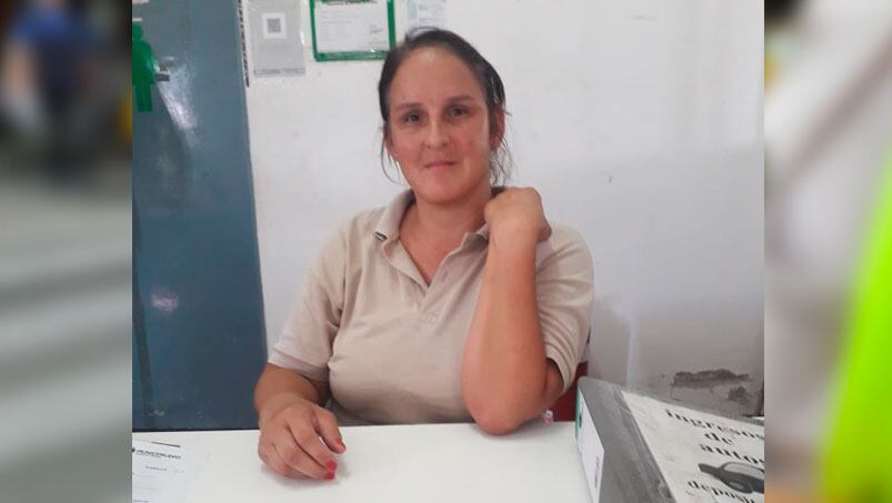 La inspectora de tránsito ahora realiza tareas administrativas en un corralón municipal.