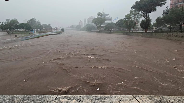 La intensa lluvia colapsó distintos puntos de Córdoba.