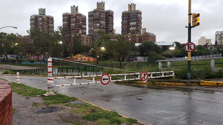 La intensa lluvia provocó complicaciones en la ciudad y en las sierras