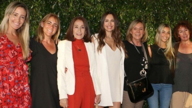 La interna entre las invitadas al baby shower de Pampita. Foto: Instagram: @pampitaoficial.