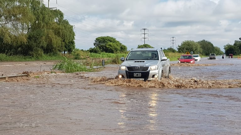 La inundación afectó a la ruta nacional 9 sur y a los campos de la zona.