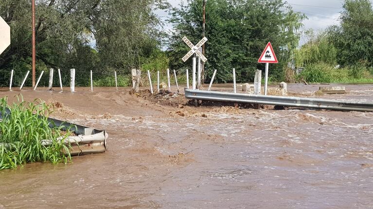 La inundación afectó a la ruta nacional 9 sur y a los campos de la zona.