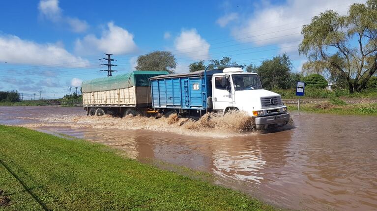 La inundación afectó a la ruta nacional 9 sur y a los campos de la zona.