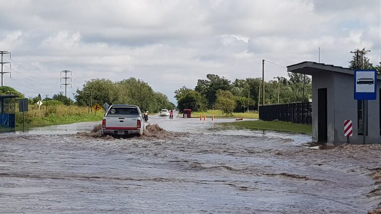 La inundación afectó a la ruta nacional 9 sur y a los campos de la zona.